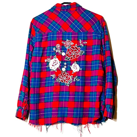 Forever 21 Tops - Forever 21 Plaid Rose Embroidered Red & Blue Flannel Distressed Bottom Size Med